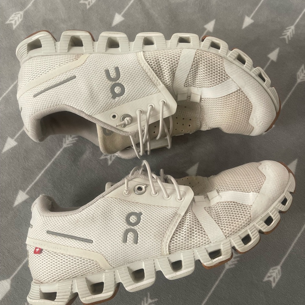 On Cloud Sneakers Swiss Engineering 6.5 White Beige Shoes with Brown Sole